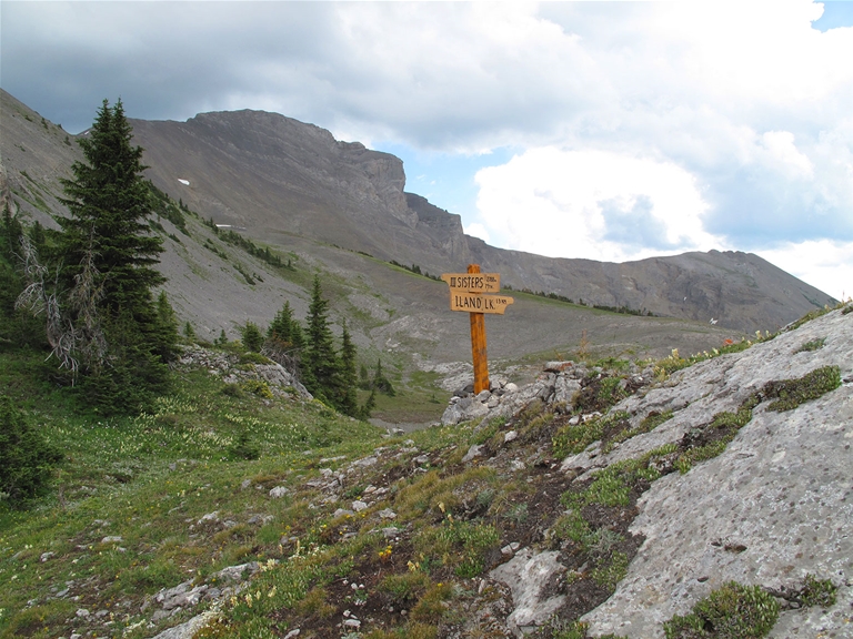 Trail signs along Heiko's Trail / Mountain Lakes Trail