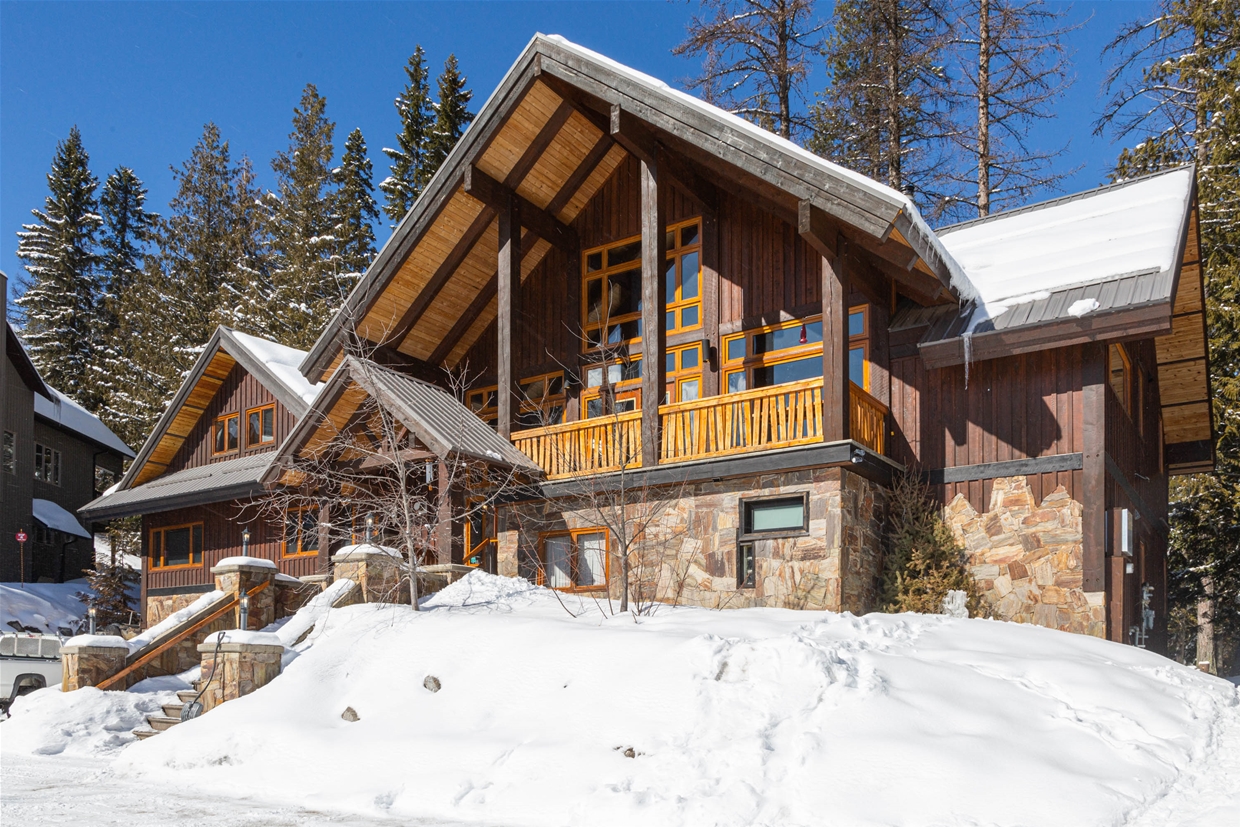 Alpine Lodge is walkable to the ski lifts in winter