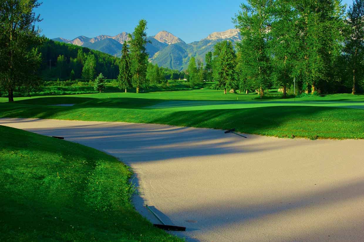 Luscious greens, silica sand bunkers, and varied terrain 