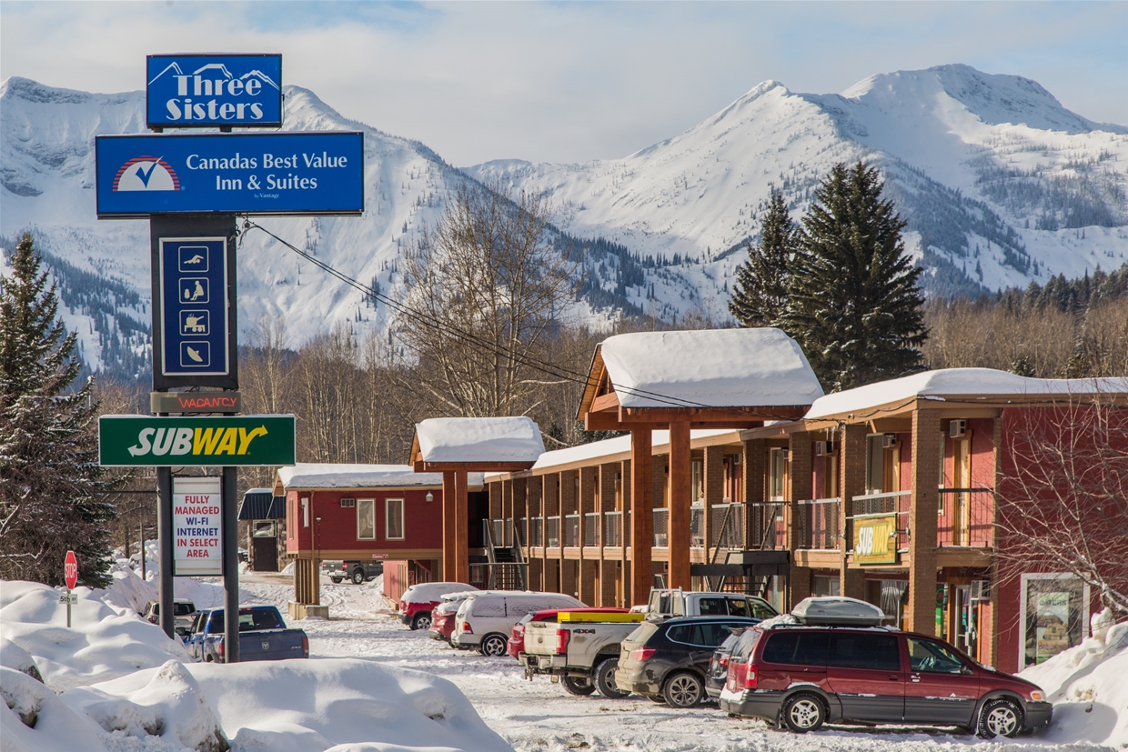 Canada's Best Value Inn - Right Off Highway 3
