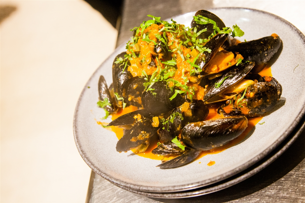 Pount of PEI mussels steamed in white wine and garlic broth