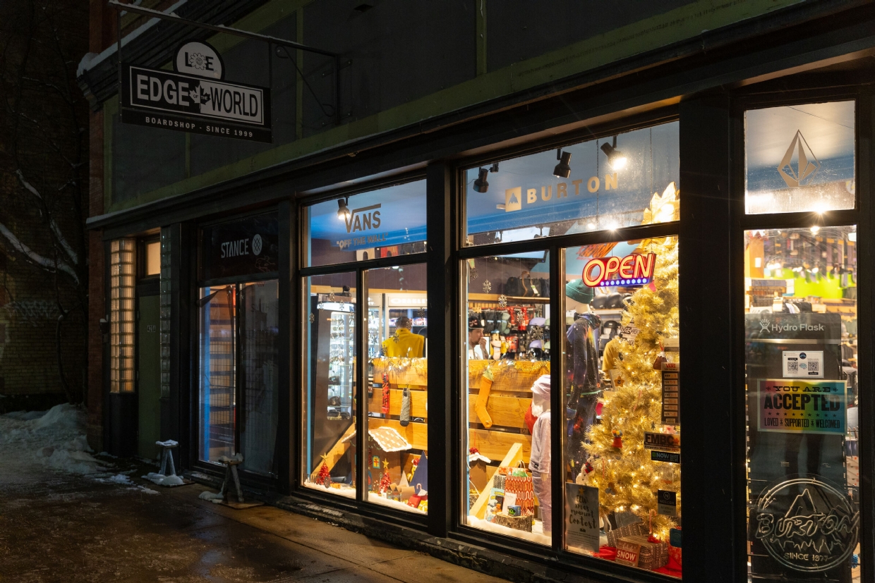 Shop until late during the Holiday KickOff night in Fernie