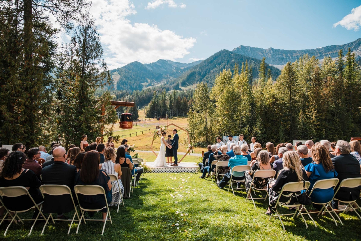 Outdoor ceremony at Lizard Creek Lodge. Photo by Mckenzie Jespersen