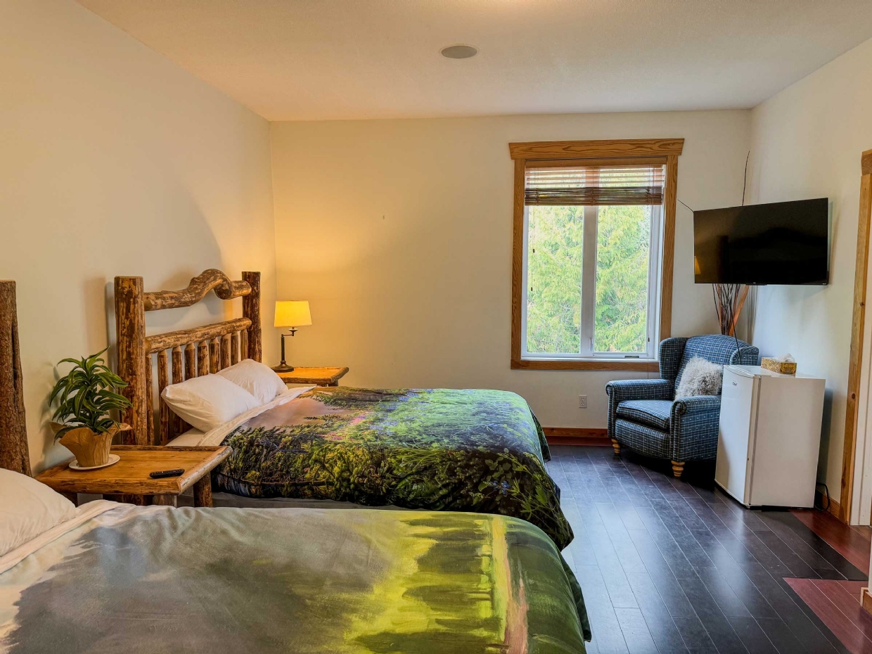 Main floor bedroom | Elk View Lodge