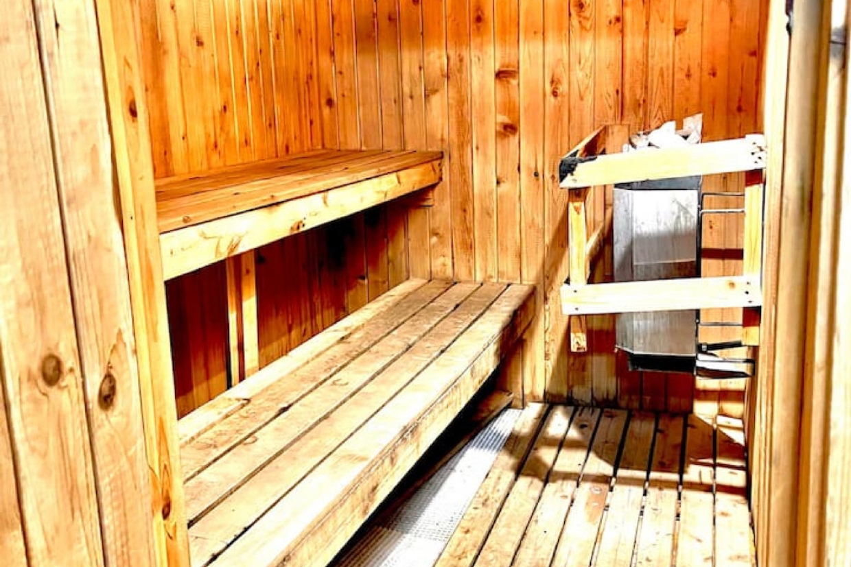 Cosy Riverside Annex Condo with Sauna