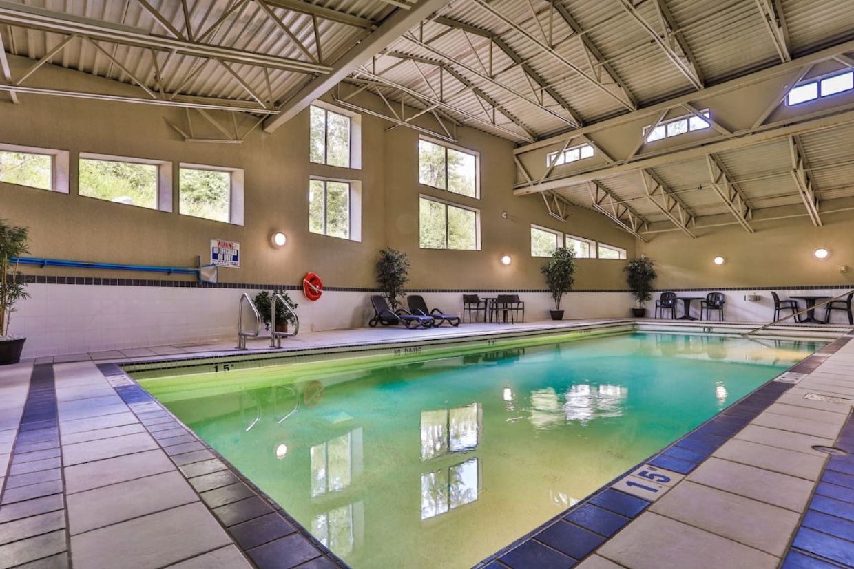 Silver Rock - well appointed with indoor pool, gym and heated parking