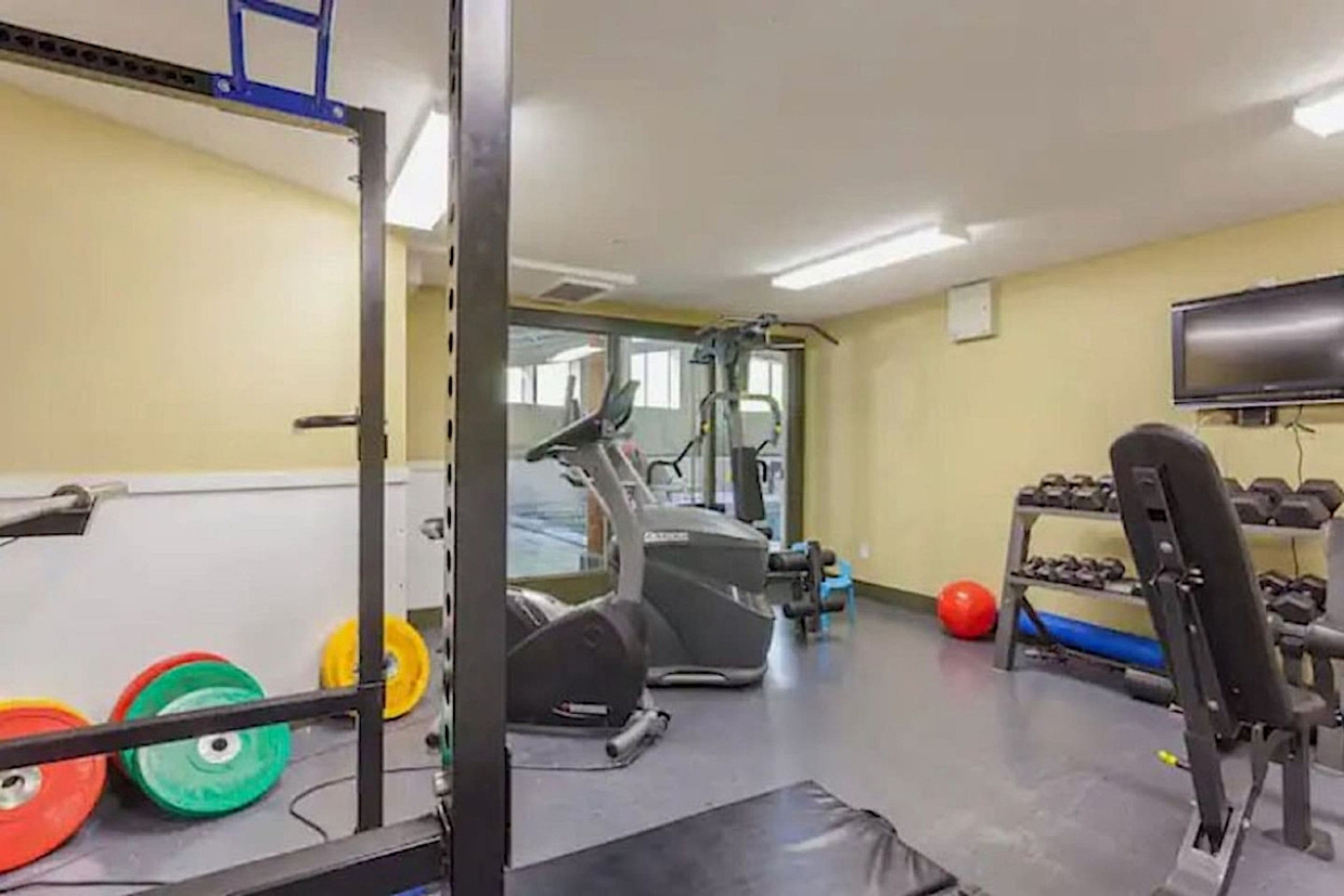 Silver Rock - well appointed with indoor pool, gym and heated parking
