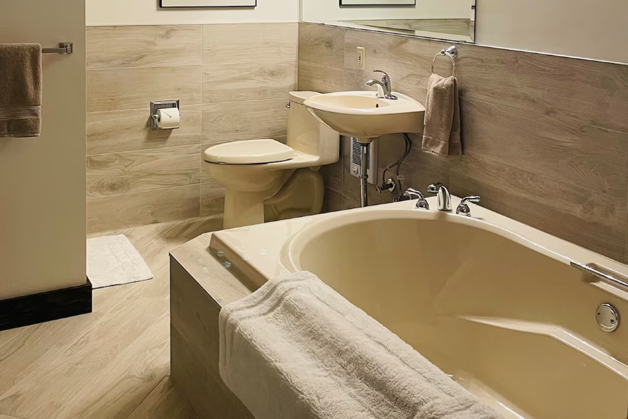 Fernie Log Cabin Bathroom