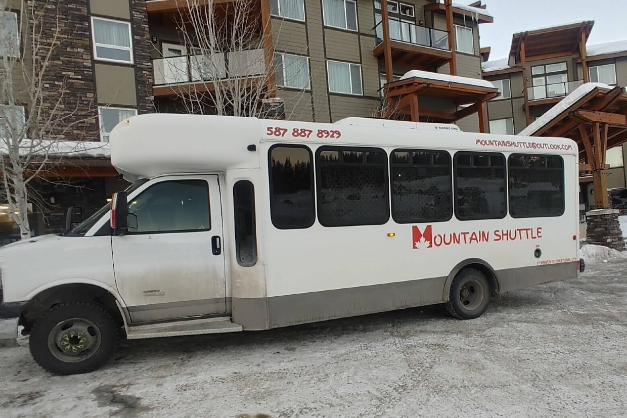 Convenient shuttle service connecting the Kootenay Rockies and Calgary Airport