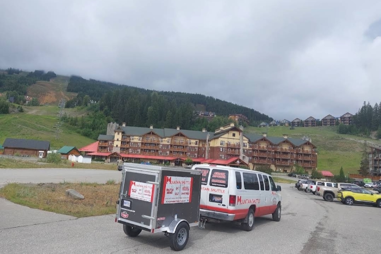 Convenient shuttle service connecting the Kootenay Rockies and Calgary Airport