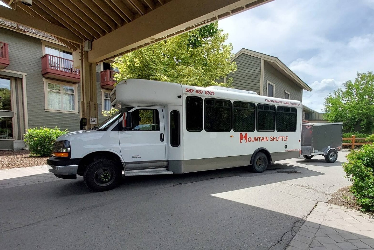 Convenient shuttle service connecting the Kootenay Rockies and Calgary Airport