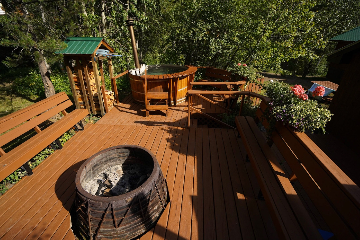 Spacious deck with wood-fired hot-tub