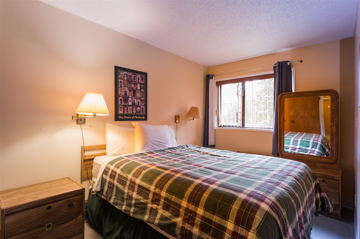 Griz Inn Fernie BC - Guest Bedroom