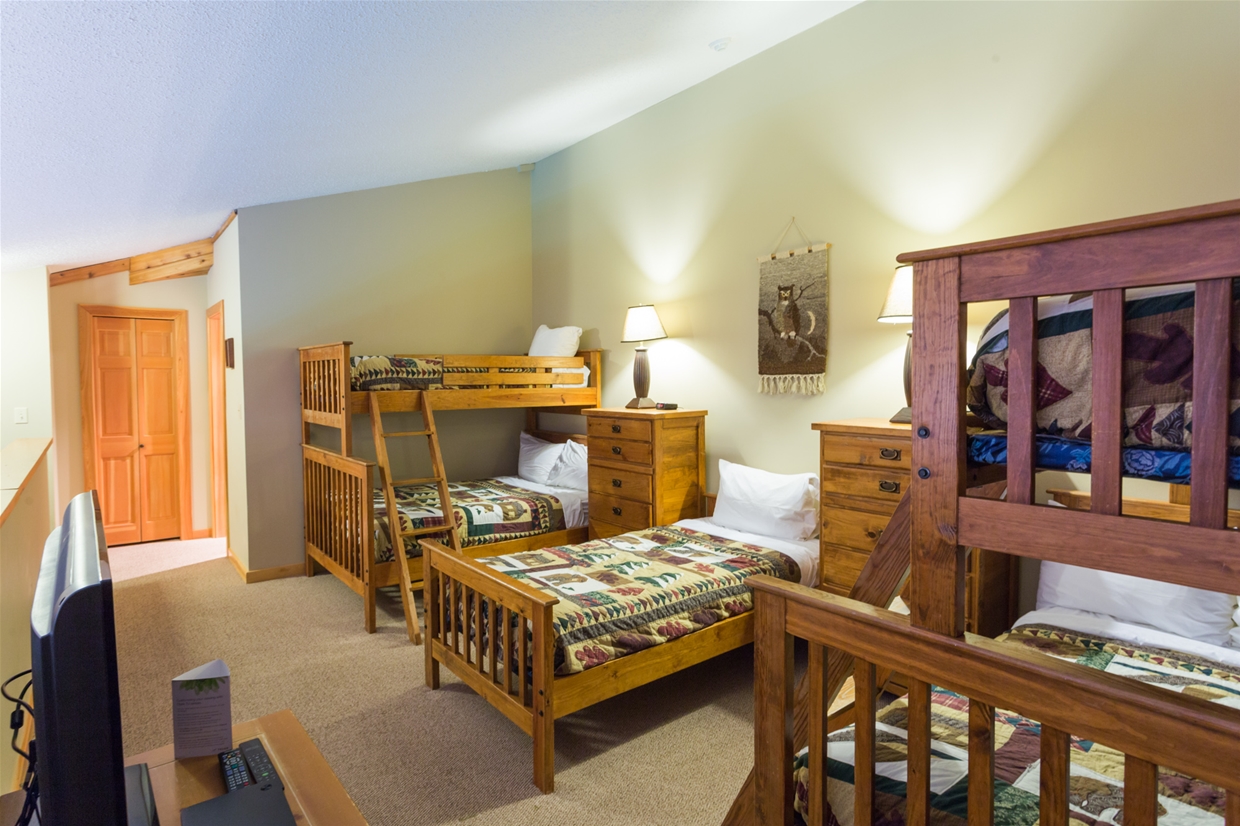 Griz Inn Fernie BC - Loft Bedroom